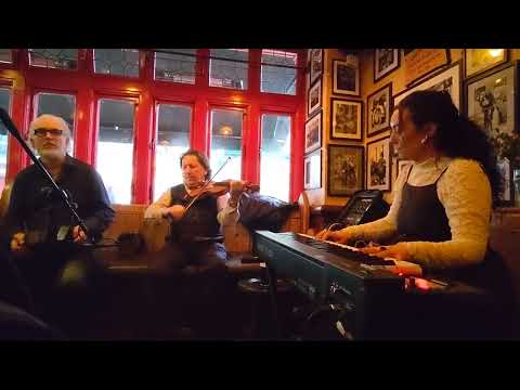 Noel Hill , Frankie Gavin and Catherine McHugh playing in Tig Choili.