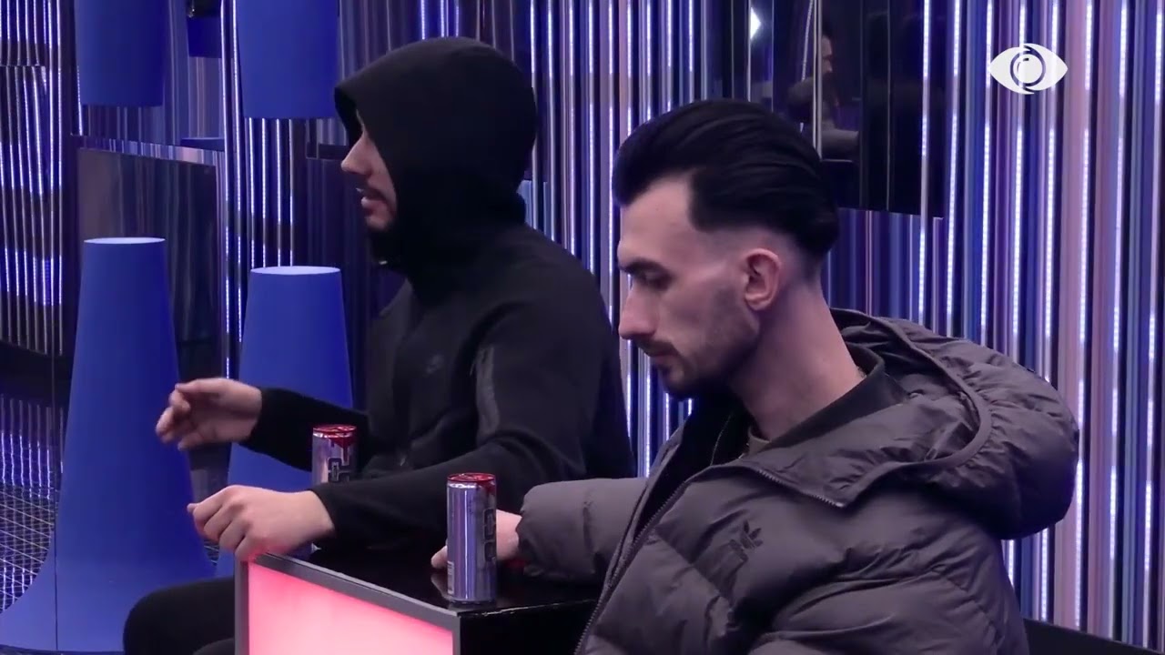 “E gjete burrërinë këtu brenda?”/ Kristi ‘e thumbon’, Keijsi këndon himnin e flamurit: Njeriu i lig…