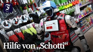 Humanoider Roboter betreut Kunden in bayrischem Baumarkt