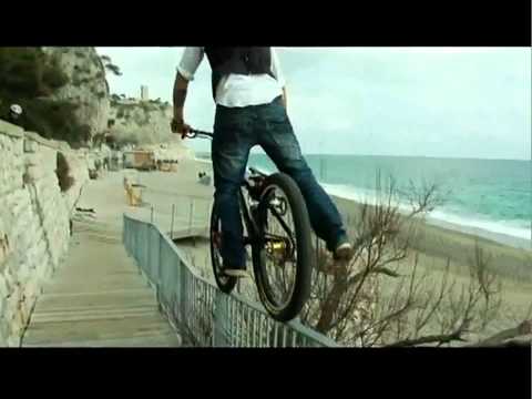 download lagu mp3 mp4 Bombazza, download lagu Bombazza gratis, unduh video klip Bombazza