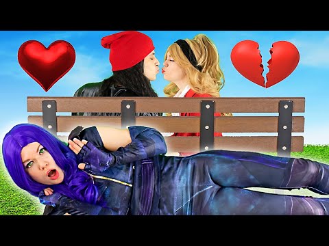 MAL SPIES on DESCENDANTS | Jay and CJ Kiss?! | Audrey Queen of Mean, Evie, Carlos | BFF Besties