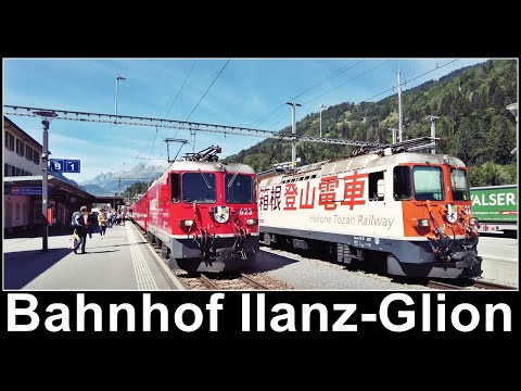 WOW!!! 7 Postautos fahren gleichzeitig beim Bahnhof Ilanz-Glion ab, Kanton Graubünden, Schweiz 2022
