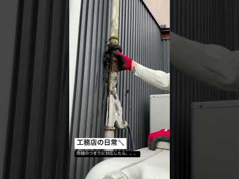 雨が降る前にプールの防水シート