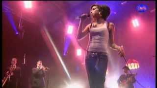 Amy Winehouse - Me and Mr. Jones live in France 2007 (HD)