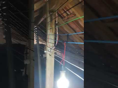 como fazer fiação elétrica por baixo do telhado