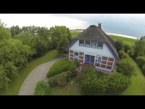 Reetdachhaus mit direktem Elbblick