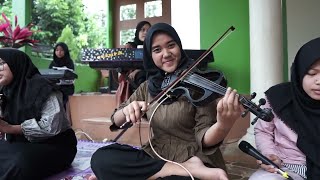 Download lagu BISMILLAAH !! Lagu wajib untuk opening!? suaranya menggetarkan HATI!! #qasidah #ezzura #latihan mp3