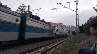 Электровоз ВЛ11М-372 буксирует новый электровоз AZ8A-0009