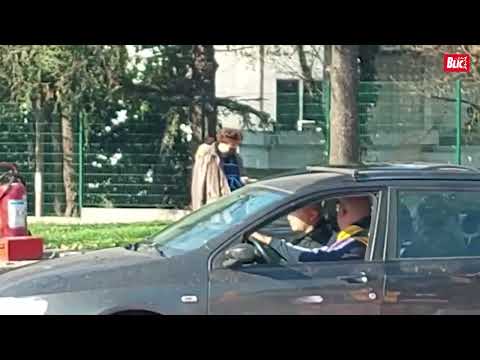 Ekskluzivni snimci Bregovića sa SLOMLJENOM RUKOM Pao sa skutera u Parizu, pa se vratio za Beograd