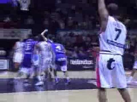 46 17-11-07 BCO-Mons - Het einde van de match in een alweer