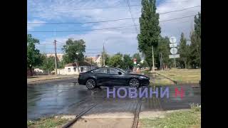 Из-за аварии на водопроводе в Николаеве затопило трамвайные пути (фото, видео)