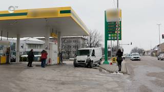 Бус се блъсна в автомобил, премина през пътни знаци и се вряза в бензиностанция