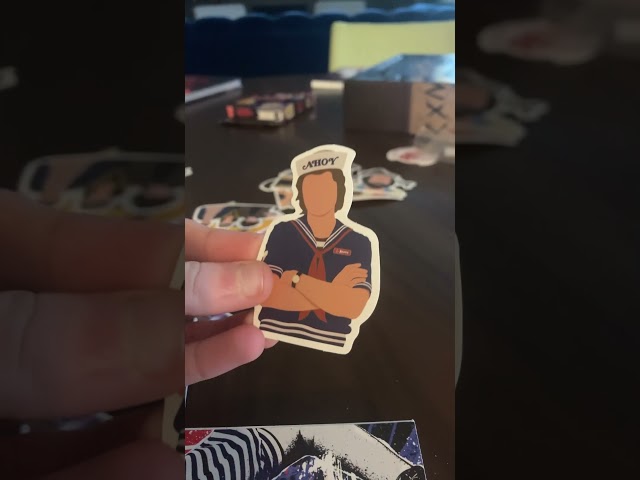 Vídeo relacionado con Cinereplicas Stranger Things - Pegatinas de la temporada 4 - (juego de 25) - Licencia oficial