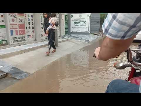 Lahore roads conditions after rain#alitown #alitownstation #alitownlahore #alitownhostel 