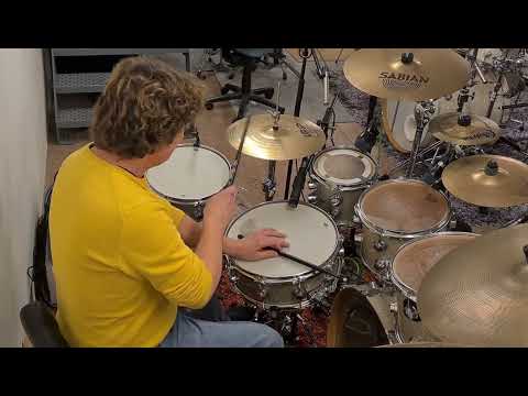 Drumming a 16th hi hat pulse based funky rimshot groove