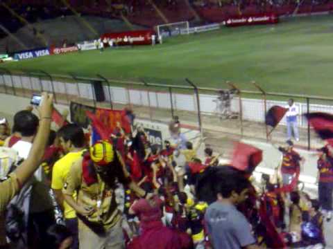 "Torcida Brava Ilha entrando no Estádio" Barra: Brava Ilha &bull; Club: Sport Recife