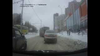 preview picture of video 'Аномальный снегопад в Екатеринбурге - Мужик вытолкнул маршрутку'