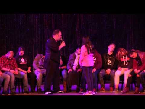 Tochter bringt in einer Hypnoseshow Mutter zum schlafen