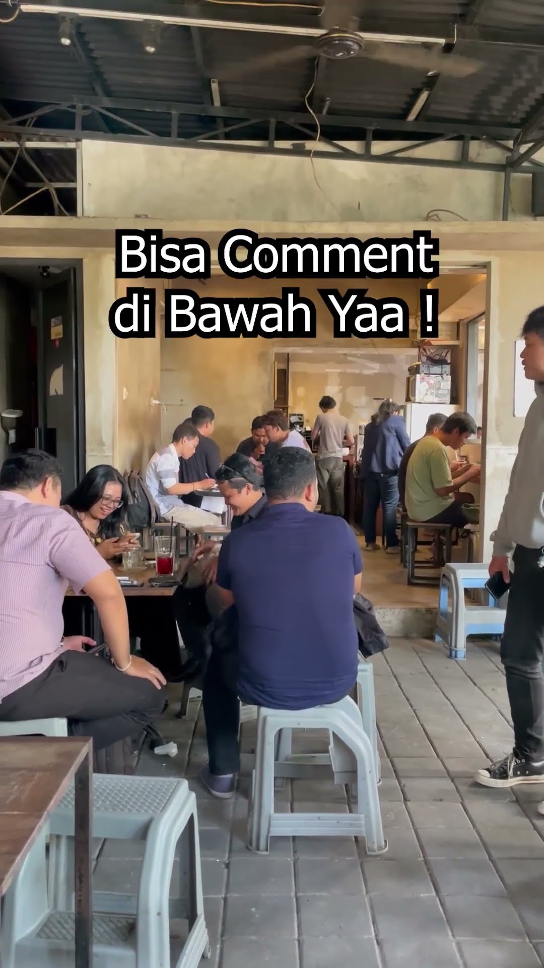 Ngopi sambil menikmati suasana Bali yang selalu ramai, pasti bikin betah! ☕🌴 Cek tempat ngopi hits ini dan rasakan vib...