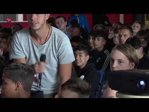 Leerlingen vragen André Kuipers hemd van het lijf