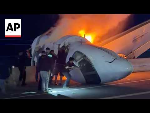 Small plane crashes on Texas highway as people leave vehicles to help