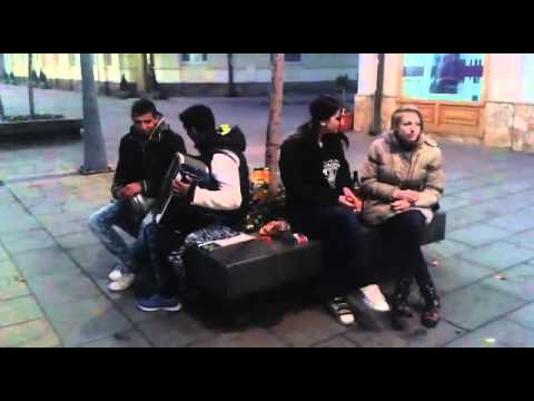 Ulični svirači i raspoložene damice