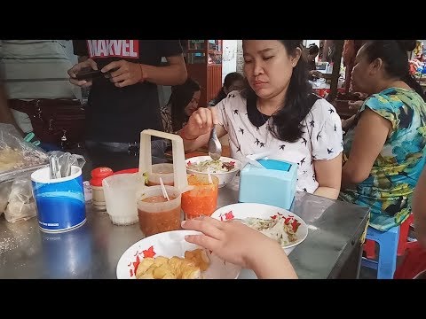 Breakfast In Deum Ampel Market - Chicken, Fish, And Pork Porridge - Cheap Street Food