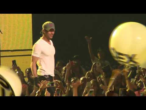 Enrique Iglesias FAIL hit by a ball FUNNY IN LIVE CONCERT