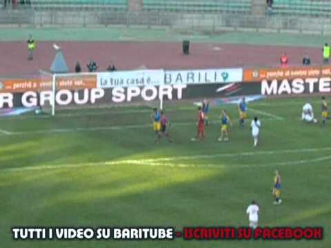 Bari - Parma 0-1 Fallo su Barreto del rigore ed entusiasmo dei baresi 14 11 2010.mpg