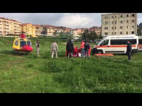 Operaio cade dall'impalcatura, elisoccorso sul posto