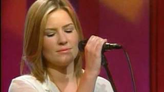 Dido - Don&#39;t Leave Home (Live at Regis and Kelly 2004)