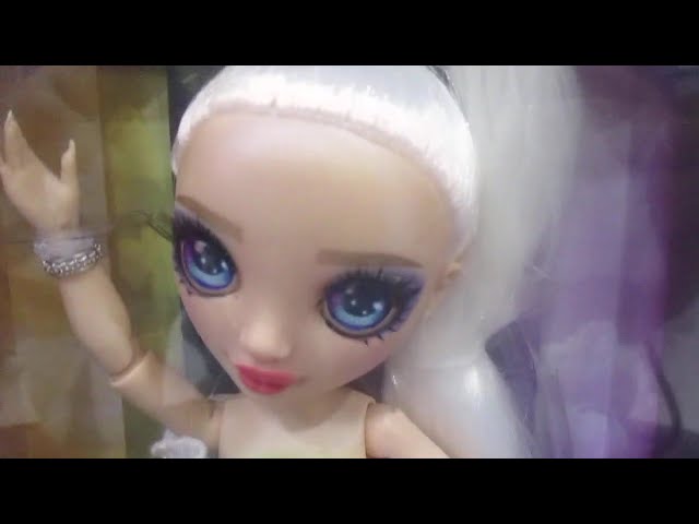 Vídeo relacionado con RAINBOW HIGH My Fashion Style Doll - Amaya - Muñeca de Moda de 28 cm de Color Arco Iris con Conjunto Llamativo y Bolso Elegante, Juego, Posable, Coleccionable, para Niños de 4 a 12 Años o Más