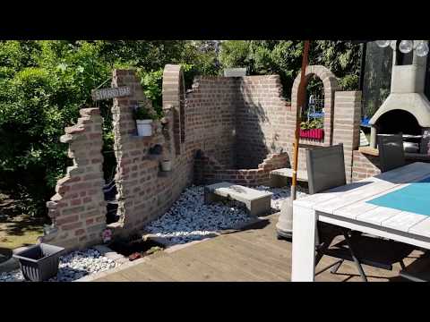 Ruinenmauer Gartenmauer mit Terrasse und Teich