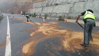 Camión vuelca en Libramiento de Chimaltenango