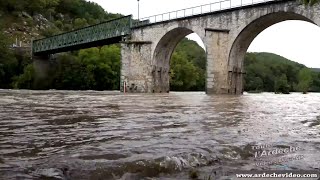 preview picture of video 'Crue de l'Ardèche 2014 à Vogüe (19 sept ) (4K)'