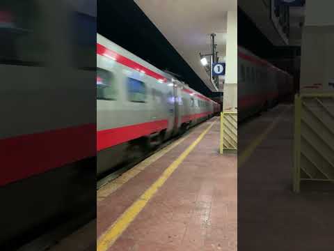 Frecciargento in transito ad elevata velocità #railwayheart #ti #trenitalia #trainspotting #8315