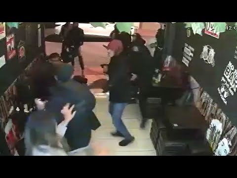 Hasta con un hacha, delincuentes atacaron a hinchas de Millonarios en un bar