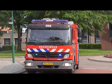 Prio 1 TS 21-3131 met spoed naar een autobrand in Oss
