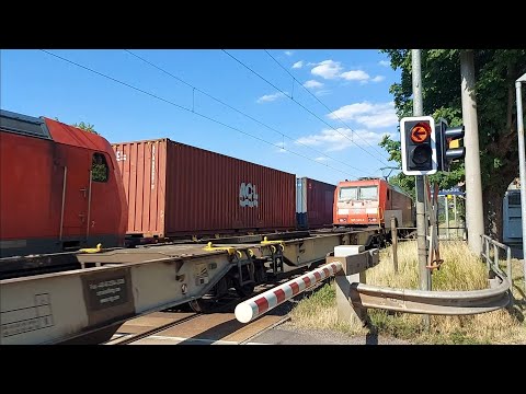 Bahnübergang in Ludwigsau Friedlos Züge am Freitag 7.7.2023 ICE-T Doppeltraktion, viel Güterverkehr