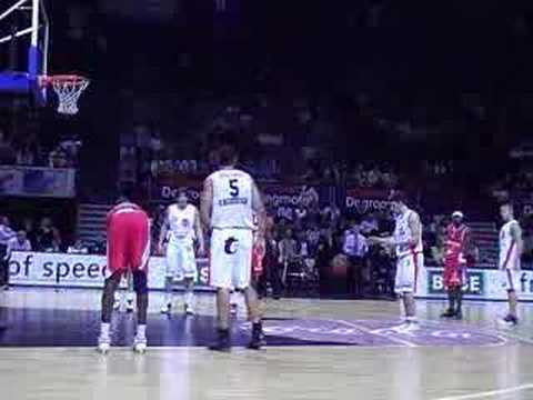 33 17-10-07 BCO-Charleroi - Sam scoort geen enkele vrijworp,