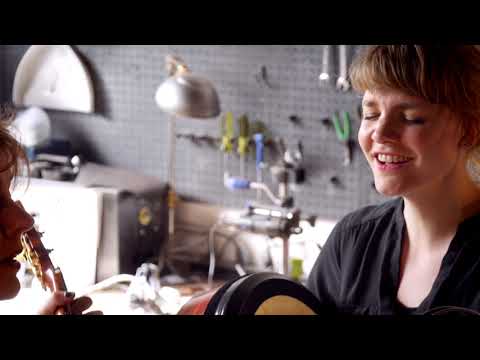 The Lasses - Dimming of the Day (live at Ear Trumpet Labs)