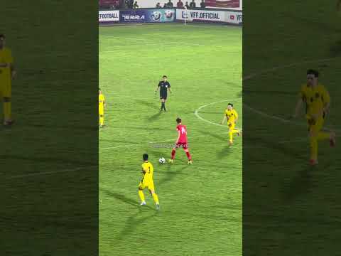 Việt Cường! Để mất bóng rồi!