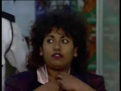 Leon Schuster : X-ray machine at Supermarket