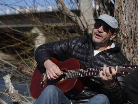 Edgardo Lanfré cantando a orillas del río, a 26 años del abrazo al Limay