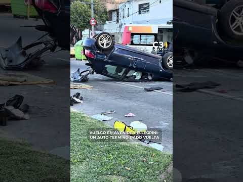 🚗 VUELCO EN AVENIDA PELLEGRINI: UN AUTO TERMINÓ DADO VUELTA Y HAY CORTE DE TRÁNSITO