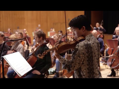 'Britten & Bruch: Violin Concertos' by Kerson Leong, Philharmonia Orchestra and Patrick Hahn