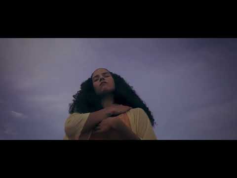 Laura Catarina - Esperando Aviões (Clipe Oficial)