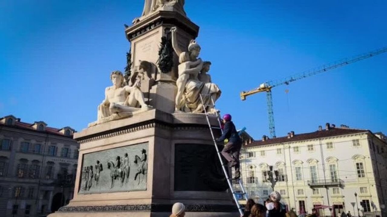 Teli termici sulla statua di Cavour a Torino, Extinction Rebellion in azione