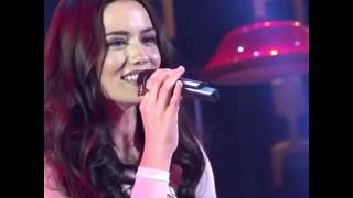 Фахрие Эвджен -поет песню