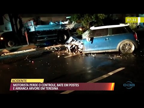 Motorista perde controle de veículo, bate em poste e derruba árvore em Teresina 29 03 2021